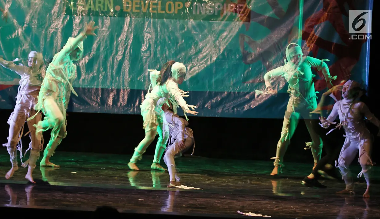 Aksi peserta saat menunjukkan tariannya dalam kompetisi Namarina bertajuk 'Internal Jazz dance Competition 2018' di Jakarta, Minggu (6/5). Lomba ini terbagi atas kategori solo dan grup. (Liputan6.com/Herman Zakharia)