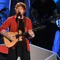 Ed Sheeran saat tampil dalam MTV VMA 2017 (Entertainment Weekly/ Kevin Winter/Getty Images)