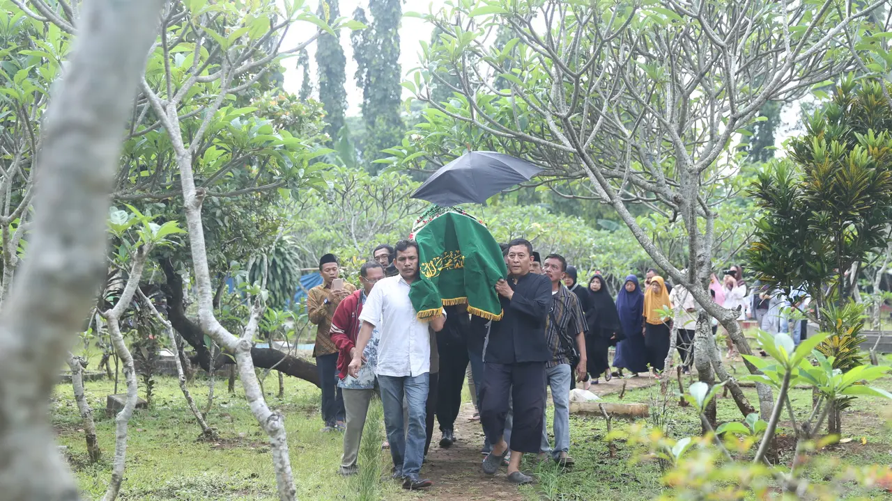 Pemakaman Ayah Tasya Kamila