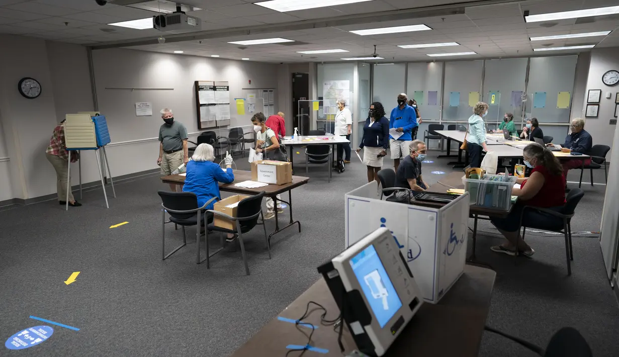 Orang-orang terlihat di tempat pemungutan suara awal (early voting) secara langsung untuk pemilihan presiden (pilpres) Amerika Serikat (AS) di Fairfax, Negara Bagian Virginia, AS (18/9/2020). (Xinhua/Liu Jie)