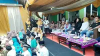 Milenial Golkar mengajak anak yatim doakan almarhum BJ Habibie. (Liputan6.com/ Pramita Tristiawati)