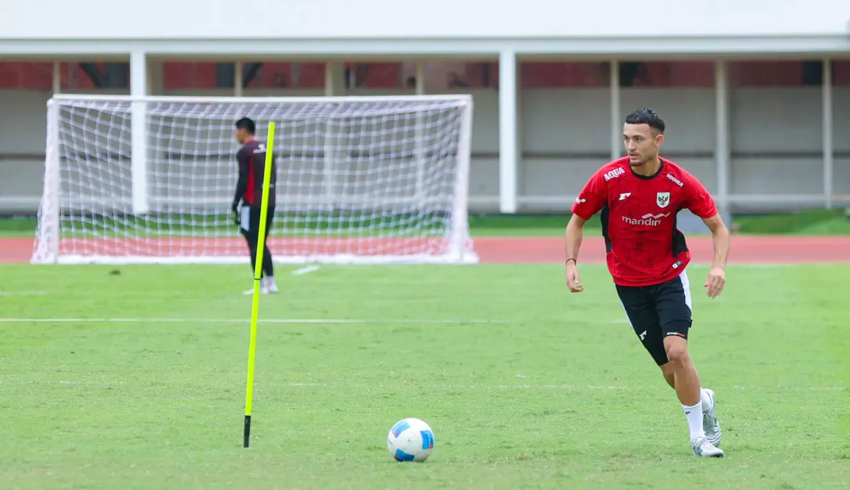 Diketahui, pertandingan ini menjadi momen penting upaya pelatih Indra Sjafri untuk menyiapkan komposisi dan strategi terbaik tim asuhannya. Tampak dalam foto, pemain Timnas Indonesia U-22 saat sesi latihan resmi jelang laga melawan Mali di Stadion Madya, Senayan, Jakarta, Jumat (14/11/2025). (Bola.com/M Iqbal Ichsan)