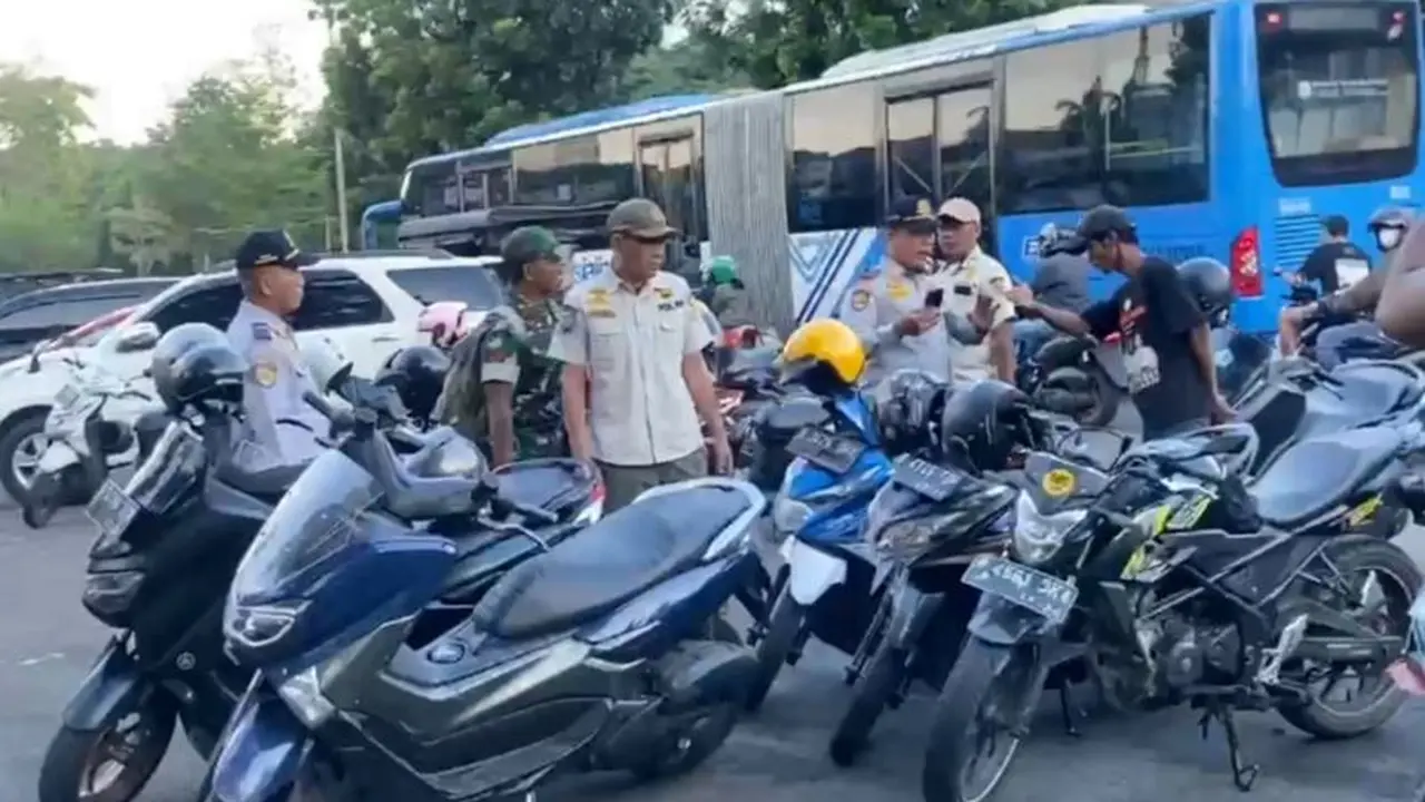 Petugas gabungan menertibkan parkir liar dan pemasangan meja berlebihan milik pelaku usaha di sepanjang Jalan Mayjen Sutoyo, Cawang, Kramat Jati, Jakarta Timur (Jaktim).