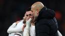 Pemain Manchester City, Phil Foden (kiri) berbincang dengan pelatih Pep Guardiola setelah laga lanjutan Liga Inggris 2023/2024 melawan Bournemouth yang berlangsung di Vitality Stadium, Bournemouth, Inggris, Minggu (25/02/2024) dini hari WIB. (AFP/Adrian Dennis)