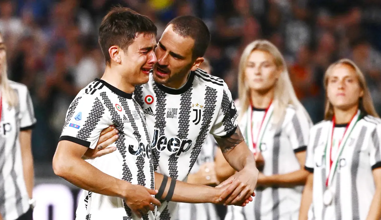 Paulo Dybala menangis tersedu-sedu saat harus merasakan pahitnya perpisahan dengan Juventus. Bersama Nyonya Tua, pemain Argentina itu telah membukukan 291 pertandingan menyumbang 115 gol dan mempersembahkan 12 trofi untuk Juventus. (AFP/Marco Bertorello)