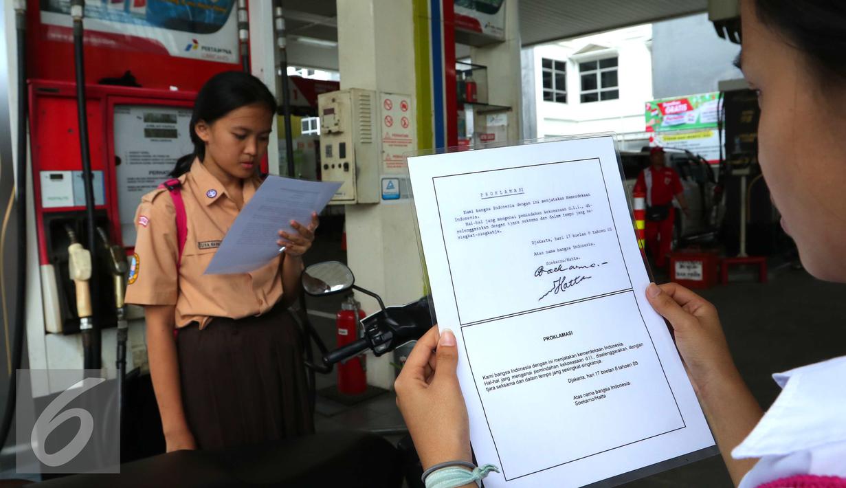 Pelajar menghapalkan teks proklamasi di SPBU Cikini, Jakarta, Kamis (17/8). Pertamina berikan Pertalite gratis untuk memeriahkan HUT RI ke-71 dengan membacakan teks proklamasi dan Pembukaan UUD 45. (Liputan6.com/Angga Yuniar)