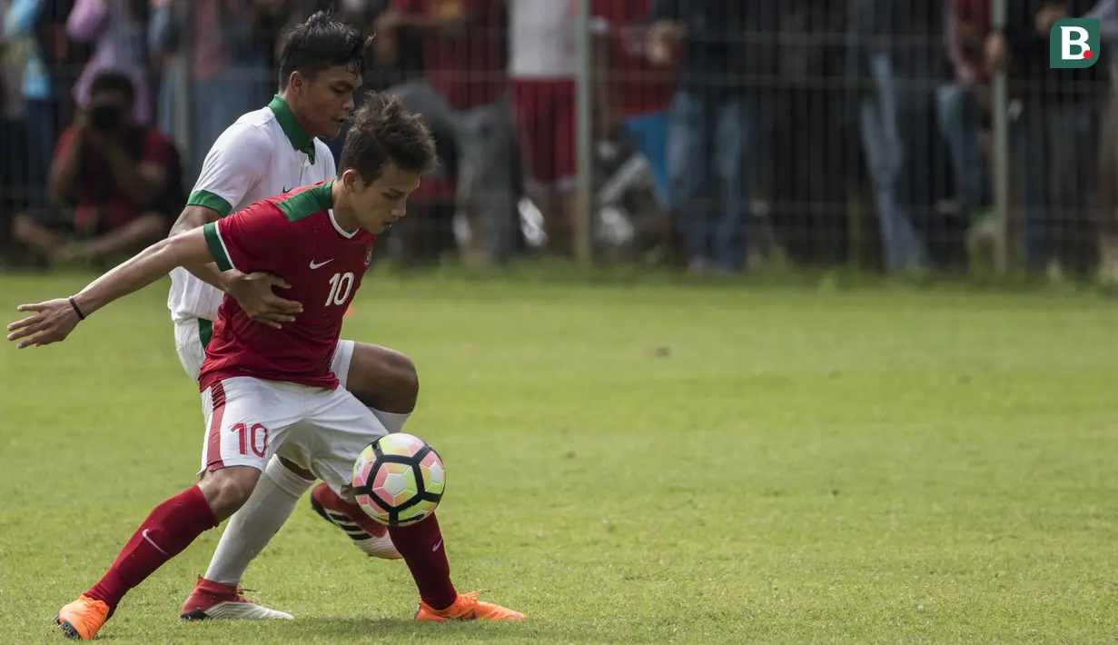 Gelandang Timnas Indonesia U-23, Egy Maulana, berebut dengan bek Timnas Indonesia U-19, Rachmat Irianto, saat uji coba di Lapangan ABC Senayan, Jakarta, Sabtu (24/2/2018). Timnas U-23 menang 5-0 atas Timnas U-19. (Bola.com/Vitalis Yogi Trisna)