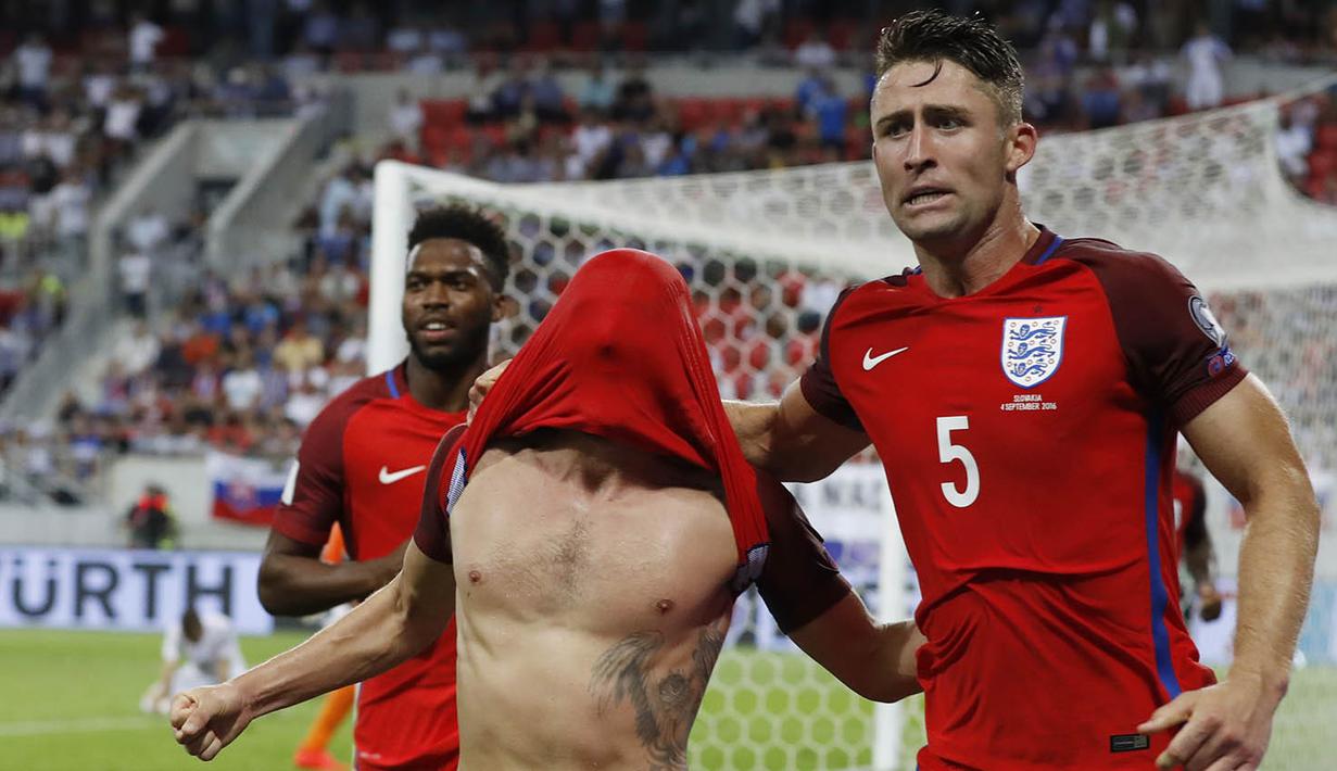 Gelandang Inggris, Adam Lallana, merayakan gol yang dicetaknya ke gawang Slovakia. Gol kemenangan Inggris atas Slovakia tercipta pada menit ke-90+5. (Reuters/Carl Recine)