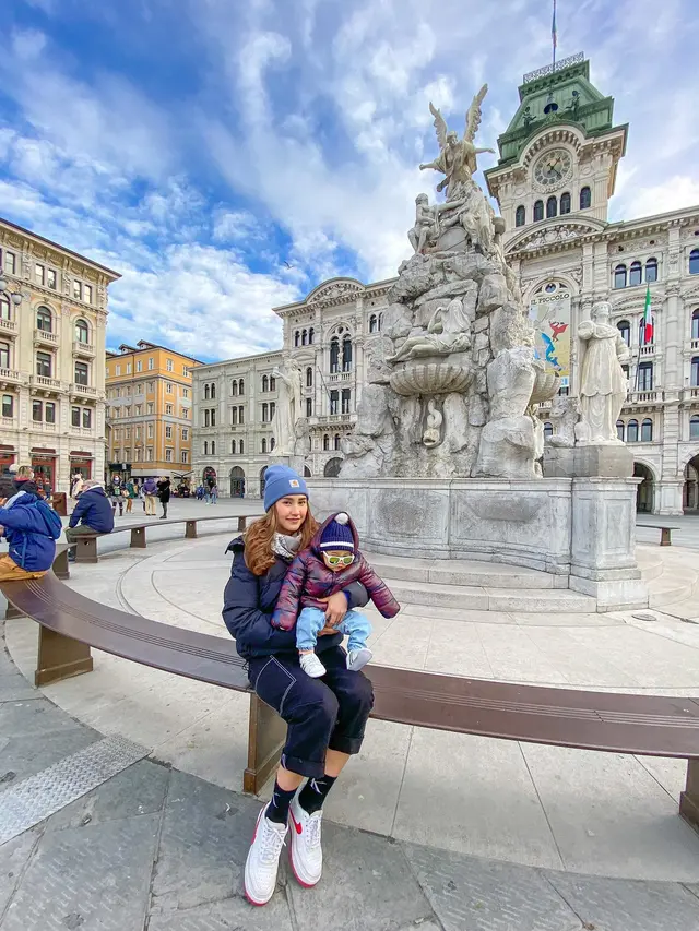 Tampil Gaya dengan Baby Cesco, Ini 7 Potret Liburan Louise Anastasya Saat di Italia