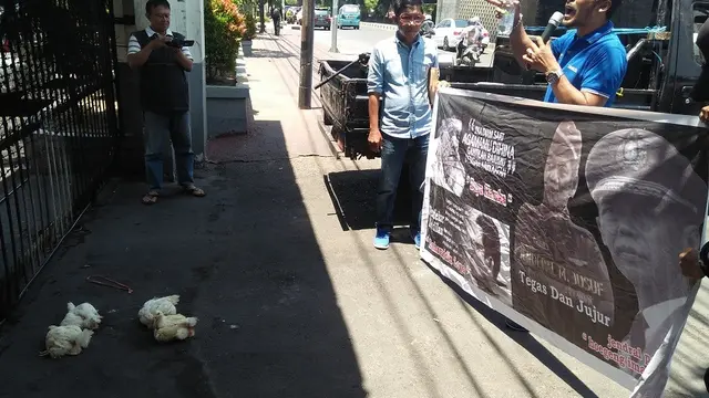 Massa pengunjuk rasa membawa ayam potong saat menuntut Kejati Sulsel menuntaskan kasus dugaan penyimpangan dana reses di lingkup DPRD Makassar (Liputan6.com/ Eka Hakim)