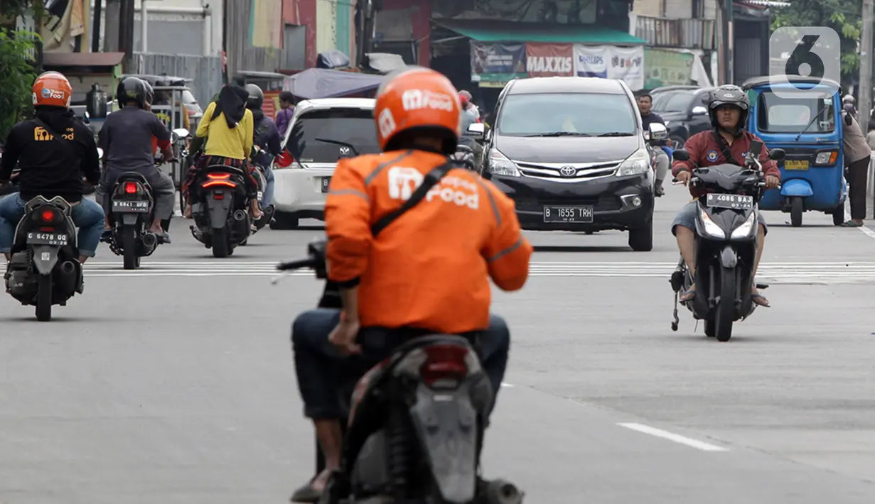 Pengendara motor melintas di Jalan, Jakarta, Kamis (29/12/2022). Asosiasi Industri Sepeda Motor (AISI) mencatatkan total penjualan per November 2022 sebanyak 640.630 unit kendaraan bermotor. Untuk distribusi penjualan tersebut diketahui rinciannya, yakni sebanyak 588.269 unit motor dijual di pasar domestik, dan sebanyak 52.361 unit diekspor. (Liputan6.com/Johan Tallo)
