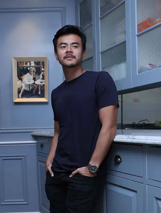 "Jenggot, kumis gue buat film di Cek Toko Sebelah," ujar Dion Wiyoko di kawasan SCBD, Jakarta Selatan, Kamis (29/9) malam. (Nurwahyunan/Bintang.com)