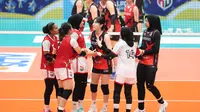 Dua pemain Red Sparks, Megawati Hangestri Pertiwi dan Yeum Hye-seon, memperkuat Indonesia All Stars pada set ketiga laga Fun Volleyball 2024 di Indonesia Arena, Jakarta, Sabtu (20/4/2024). (Bola.com/Abdul Aziz)