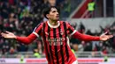 Pemain AC Milan, Tijani Reijnders melakukan selebrasi setelah mencetak gol ke gawang Parma dalam laga lanjutan Liga Italia 2024/2025 di San Siro, Milan, Italia, Senin (27/01/2025) dini hari WIB. (AFP/Piero Cruciatti)
