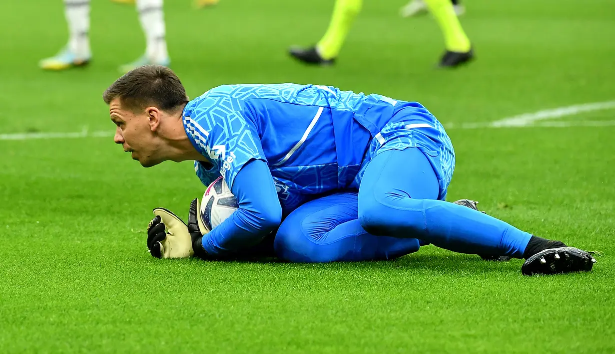 Kiper Juventus, Wojciech Szczesny menangkap bola saat menghadapi AC Milan Pada laga Liga Italia 2022/2023 di San Siro Stadium, Milan (8/10/2022). Wojciech Szczesny yang kini memasuki musim ke-6 bersama Juventus ini dilahirkan pada 18 April 1990 di Warsawa, Polandia. (AFP/Isabella Bonotto)
