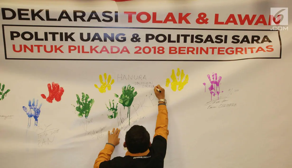Perwakilan partai politik saat melakukan cap tangan saat Deklarasi Tolak dan Lawan Politik Uang dan Politisasi SARA untuk Pilkada 2018 Berintegritas di Jakarta, Sabtu (10/2). (Liputan6.com/Angga Yuniar)