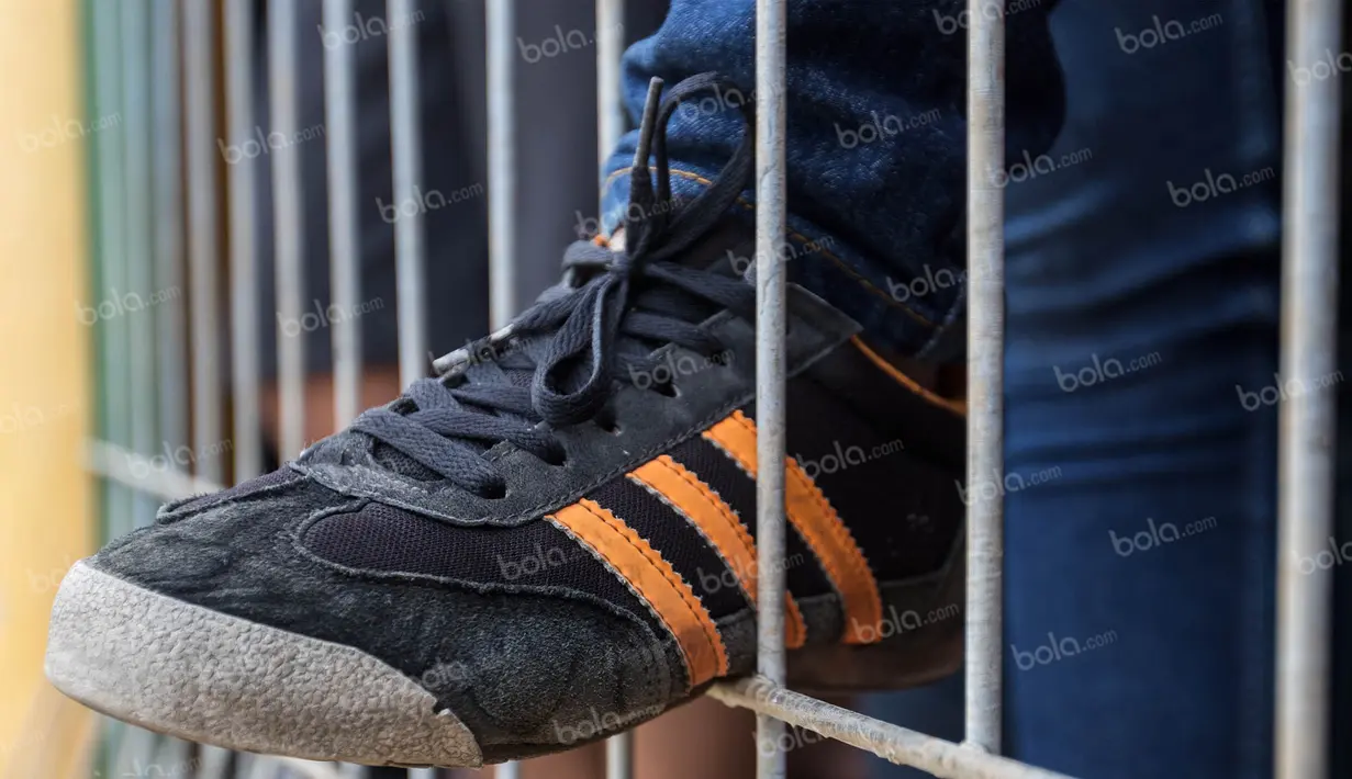 Detil sepatu dengan ornamen oranye bukti fanatisme seorang The Jakmania akan tim kesayangannya, Persija Jakarta. (Bola.com/Vitalis Yogi Trisna)