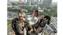 Tommy Soeharto ditemani Bambang Soesatyo dan Darma Mangkuluhur Hutomo mencoba wahana Lounge in The Sky. (Sumber: Instagram/darmamh)