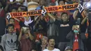 Suporter tim Macan Kemayoran membentangkan syal saat menyaksikan laga Persija melawan PSMS di laga pertama semifinal Piala Presiden 2018 di Stadion Manahan, Solo, Jawa Tengah, Sabtu (10/2). Persija menang 4-1. (Liputan6.com/Helmi Fithriansyah)