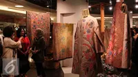 Busana batik Kudus rancangan desainer Denny Wirawan saat pagelaran fashion dan pembukaan pop-up store di Jakarta, Rabu (30/9/2015). Menyambut hari Batik Nasional retail Balijava meluncurkan koleksi Batik Kudus. (Liputan6.com/Angga Yuniar)