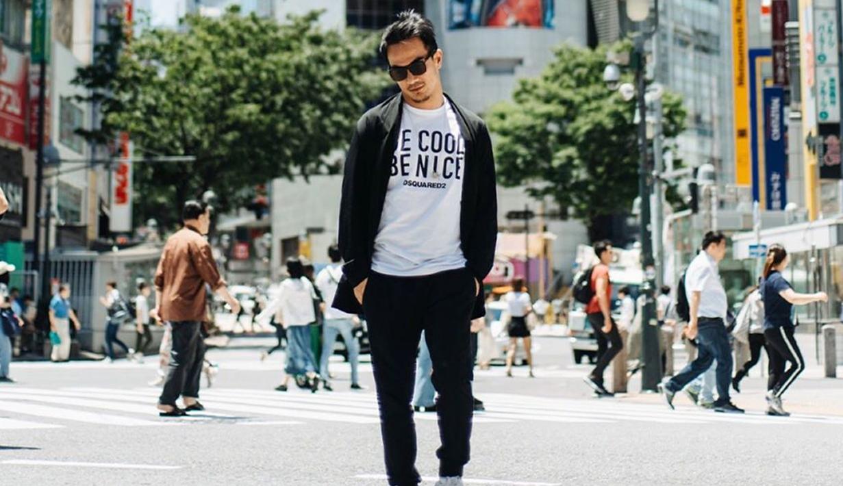 Gaya OOTD kasual Joe Taslim saat berada di Jepang ini juga menarik perhatian. Pasalnya, pria kelahiran 23 Juni 1981 ini tampil cukup sederhana. Ia memillih mengenakan sebuah kaus putih dan dipadukan dengan outer, celana dan kacamata hitam. (Liputan6.com/IG/@joe_taslim)