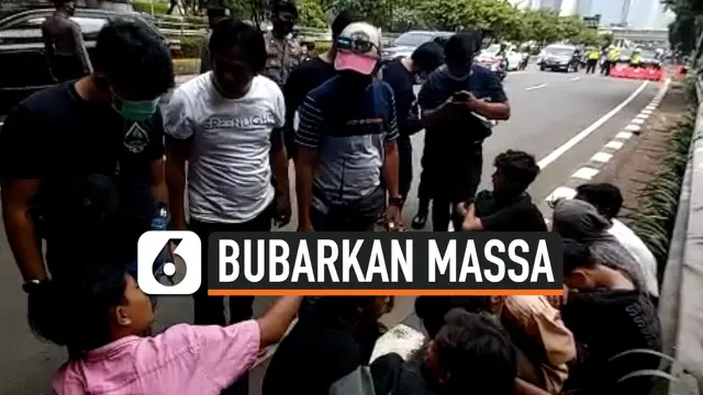 VIDEO: Polisi Bubarkan Massa di Sekitar Gedung DPR