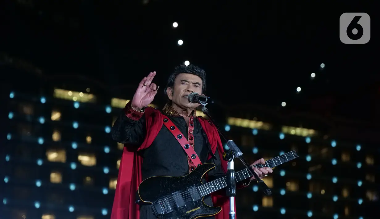 Penampilan Rhoma Irama saat konser Happy New Year 2020 di Bundaran HI, Jakarta, Selasa (31/12/2019). Konser Happy New Year 2020 diadakan oleh Indosiar. (Liputan6.com/Herman Zakharia)