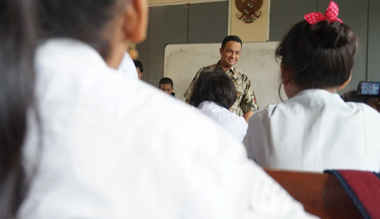 Seakan tidak ada jarak antara menteri dengan siswa, Menteri Anies pun mengajak para siswa berbincang, Depok, Jawa Barat. Foto diambil pada Jumat (14/11/2014) (Dokumentasi Pribadi)