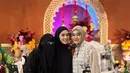 Kartika Putri turut hadir mengenakan maxi dress warna oranye cerah yang dipadukan dengan hijab warna hitamnya. [@clarashintareal]