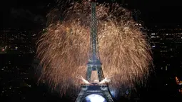 Ledakan kembang api langit menerangi di Menara Eiffel saat perayaan tradisional Hari Bastille di Paris, Prancis, (14/7). Peringatan ini menandai penyerbuan penjara Bastille pada 14 Juli 1789, yang memicu revolusi Prancis. (REUTERS/Pascal Rossignol)