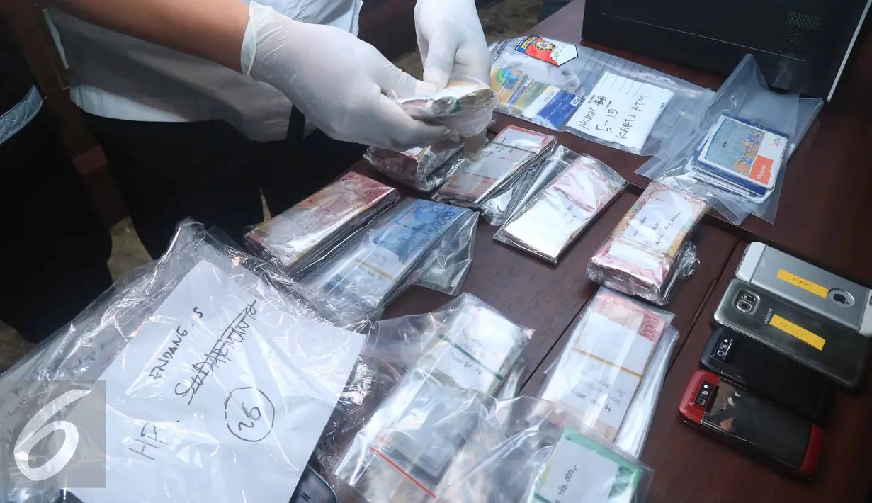Polda Metro Jaya merilis barang bukti hasil operasi tangkap tangan (OTT) di Kemenhub kemarin, Jakarta, Rabu (12/10). Total uang OTT Suap yang didapatkan sebesar Rp 17.270.000. (Liputan6.com/ Herman Zakharia)