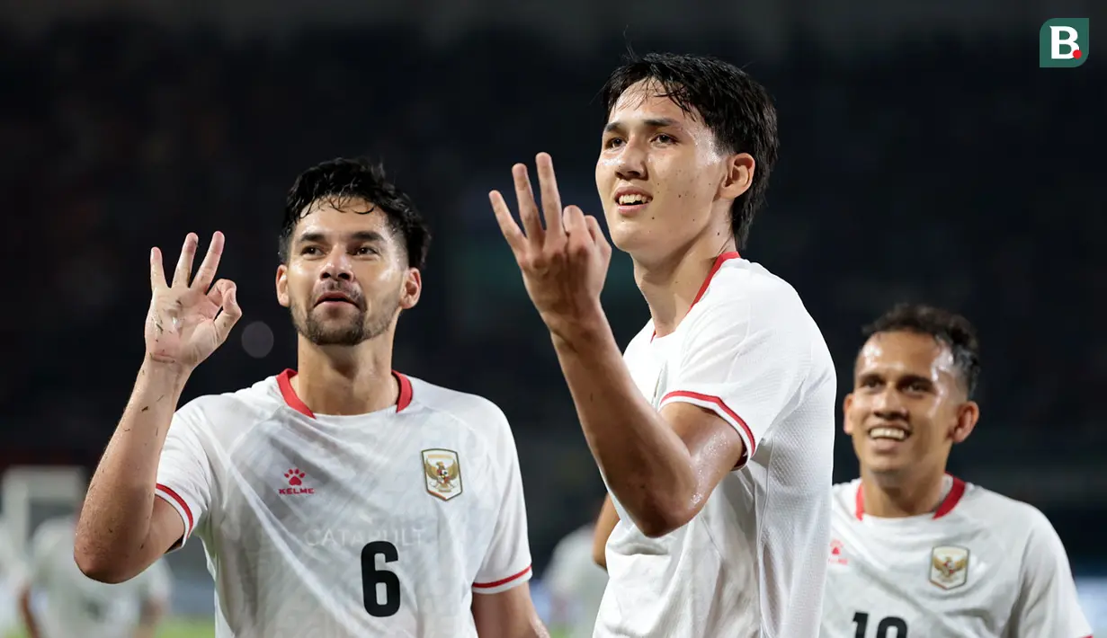 Selebrasi pemain Timnas Indonesia, Mitchell Baker (tengah), bersama Sandy Walsh (kiri) dan Egy Maulana Vikri setelah mencetak hattrick ke gawang Kamboja pada laga Grup A Piala AFF 2026 di Stadion Pakansari, Bogor, Senin (27/7/2026) malam. Striker berusia 19 tahun tersebut menjalani debut impresif bersama Skuad Garuda dengan memborong tiga gol untuk membawa Indonesia meraih kemenangan telak 5-1 atas Kamboja. (Kapanlagi.com/Budy Santoso)