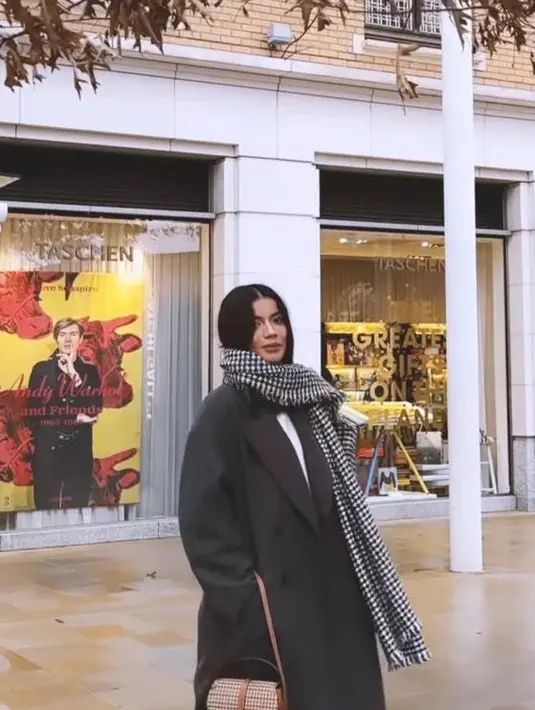 Menyesuaikan cuaca dingin di London, Deddy dan Sabrina tampil stylish dalam balutan outfit musim dingin. Keduanya kerap mengandalkan coat untuk OOTD mereka. @sabrinachairunnisa_/@mastercorbuzier.