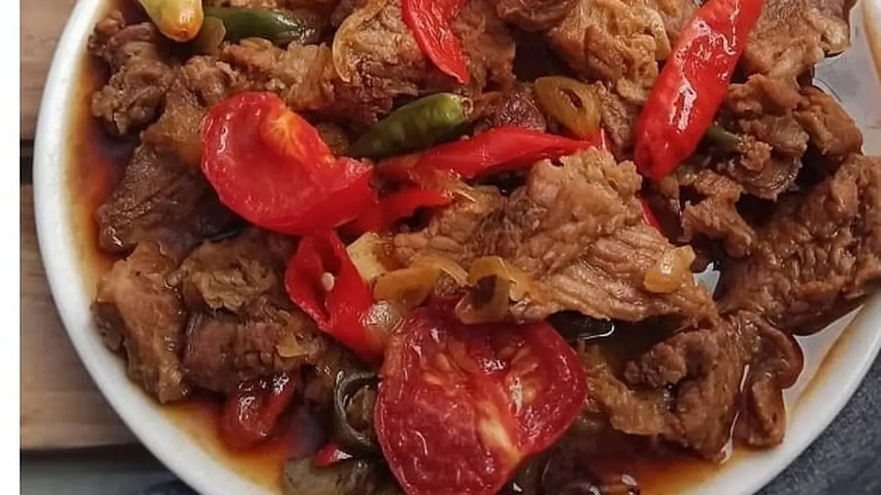 Sepiring daging kecap empuk