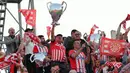 Para suporter Girona merayakan keberhasilan timnya lolos ke Liga Champions untuk kali pertama dalam sejarah meraka. (AFP/Lluis Gene)
