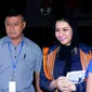 Bupati Kukar, Rita Widyasari (kanan) usai diperiksa di gedung KPK, Jakarta, Selasa (10/10). Rita diperiksa sebagai tersangka dugaan korupsi pemberian izin perkebunan kelapa sawit di Desa Kupang Baru, Kaltim. (Liputan6.com/Helmi Fithriansyah)