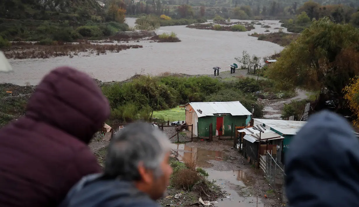 Hujan deras yang turun sejak Kamis (12/6/2024) mengakibatkan sungai-sungai di Chile meluap. (Javier TORRES/AFP)