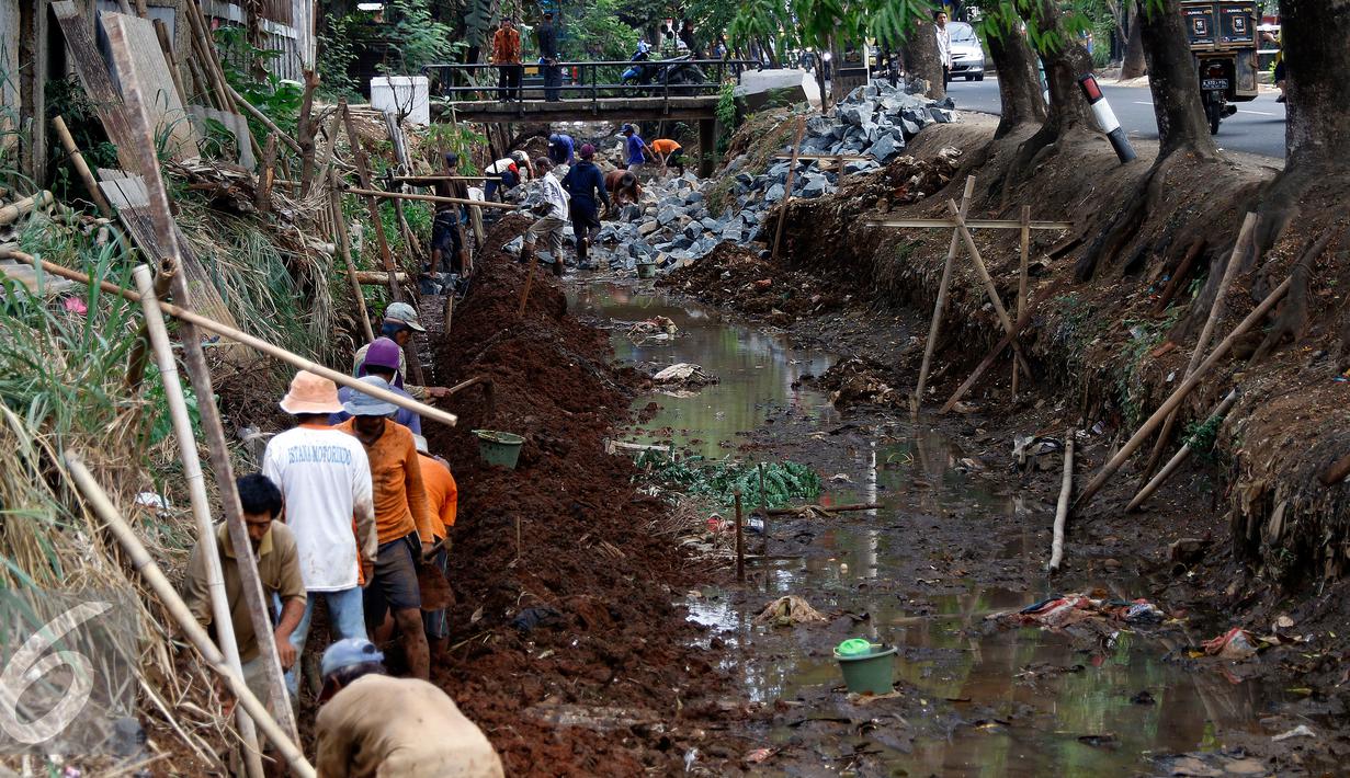 Pekerja menumpuk batu kali yang akan dijadikan sebagai pondasi turap di pinggiran kali Tanah Baru, Jakarta Selatan, Jumat (9/10/2015). Pemerintah kota Jaksel melakukan pemasangan turap untuk mengatasi kelongosoran tanah. (Liputan6.com/Yoppy Renato)