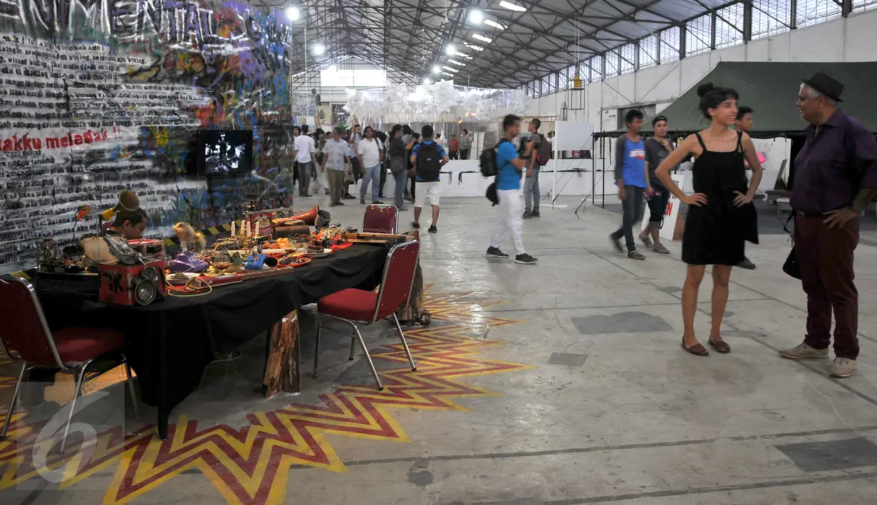 Salah satu karya seni di Pameran Jakarta Biennale, Gudang Sarinah, Jakarta, Sabtu (14/11/2015). Pameran ini diikuti seniman dari dalam dan luar negeri. Pameran berlangsung dari 15 November 2015 - 17 Januari 2016. (Liputan6.com/ Gempur M Surya)