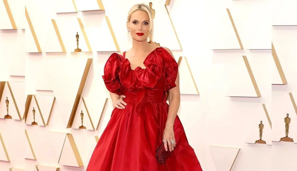 Molly Sims tampil mengenakan gaun bernuansa merah vibrant yang luar biasa indah rancangan Elie Saab. Foto: Instagram.
