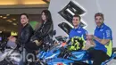 Pebalap MotoGP dari Suzuki Ecstar, Andrea Iannone (kanan) dan Alex Rins, menghadiri peluncuran motor Suzuki GSX-R150 dan GSX-S150 di Cilandak Town Square, Jakarta, Sabtu (18/2/2017). (Bola.com/Vitalis Yogi Trisna)