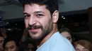 Aktor tampan asal Turki Emre Kivilcim yang berperan sebagai  Selim dalam serial ‘Elif’ tersenyum ramah saat tiba di Bandara Soekarno-Hatta (23/8/2015). (Deki Prayoga/Bintang.com)