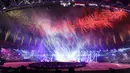 Pesta kembang api menghiasi Stadion Gelora Bung Karno selama upacara penutupan Asian Games 2018 di Jakarta, Minggu (2/9). Sejumlah artis dalam dan luar negeri meriahkan acara penutupan. (AFP Photo/Arief Bagus)
