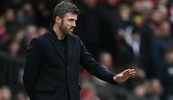 Pelatih interim Manchester United asal Inggris, Michael Carrick, memberi isyarat kepada para pemain selama pertandingan Liga Inggris antara Manchester United dan Fulham di Old Trafford di Manchester, barat laut Inggris, pada 1 Februari 2026. (Paul ELLIS/AFP)