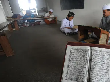 Santri belajar memaknai Kitab Kuning saat mengaji 'Kilatan Kitab' di Pondok Pesantren Almiizan, Kabupaten Bogor, Senin (21/5). Ngaji kitab kuning ini merupakan tradisi di pondok pesantren pada saat bulan Ramadan. (Merdeka.com/Arie Basuki)