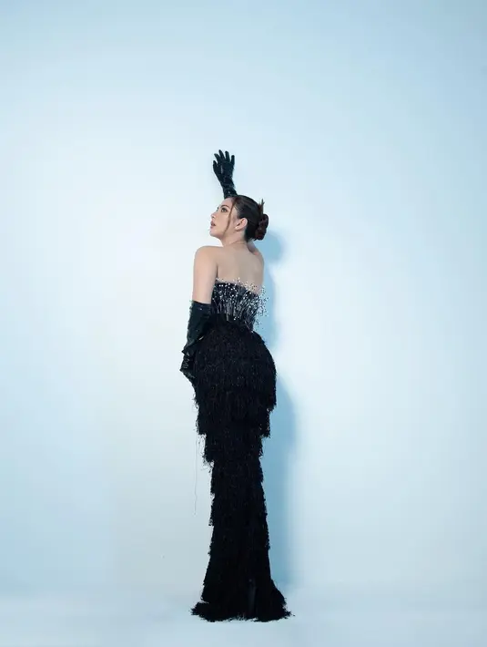 Mengenakan gaun Patricia Wijaya, Jessica Mila terlihat elegan dengan detail ruffle dan fringe. Strapless dress ini bikin kesan sensual ditambah dengan gloves [@jscmila]