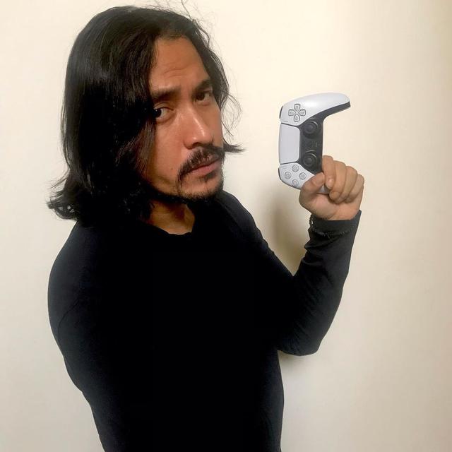 7 Potret Terbaru Ello yang Resmi Jadi Vokalis Dewa 19, Bak Mimpi