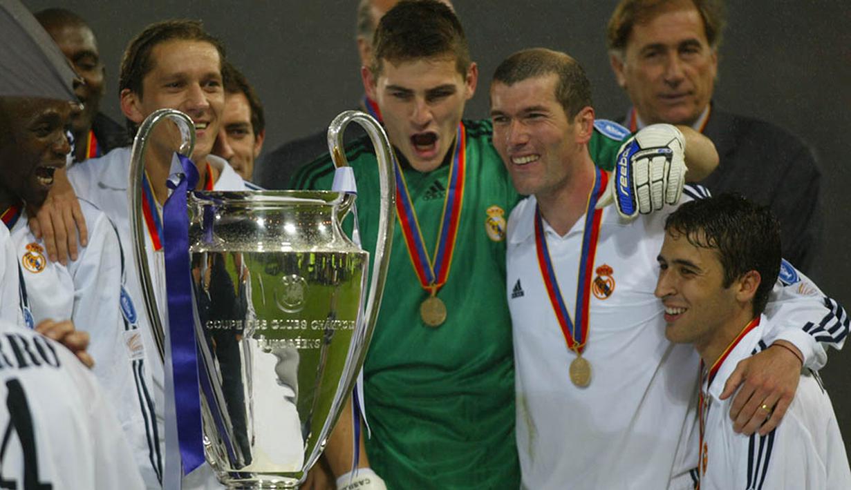 Zinedine Zidane juga mempersembahkan gelar Liga Champions bagi Real Madrid pada musim 2001/2002 sebelum akhirnya ia pensiun pada tahun 2006. (AFP/Adrian Dennis)