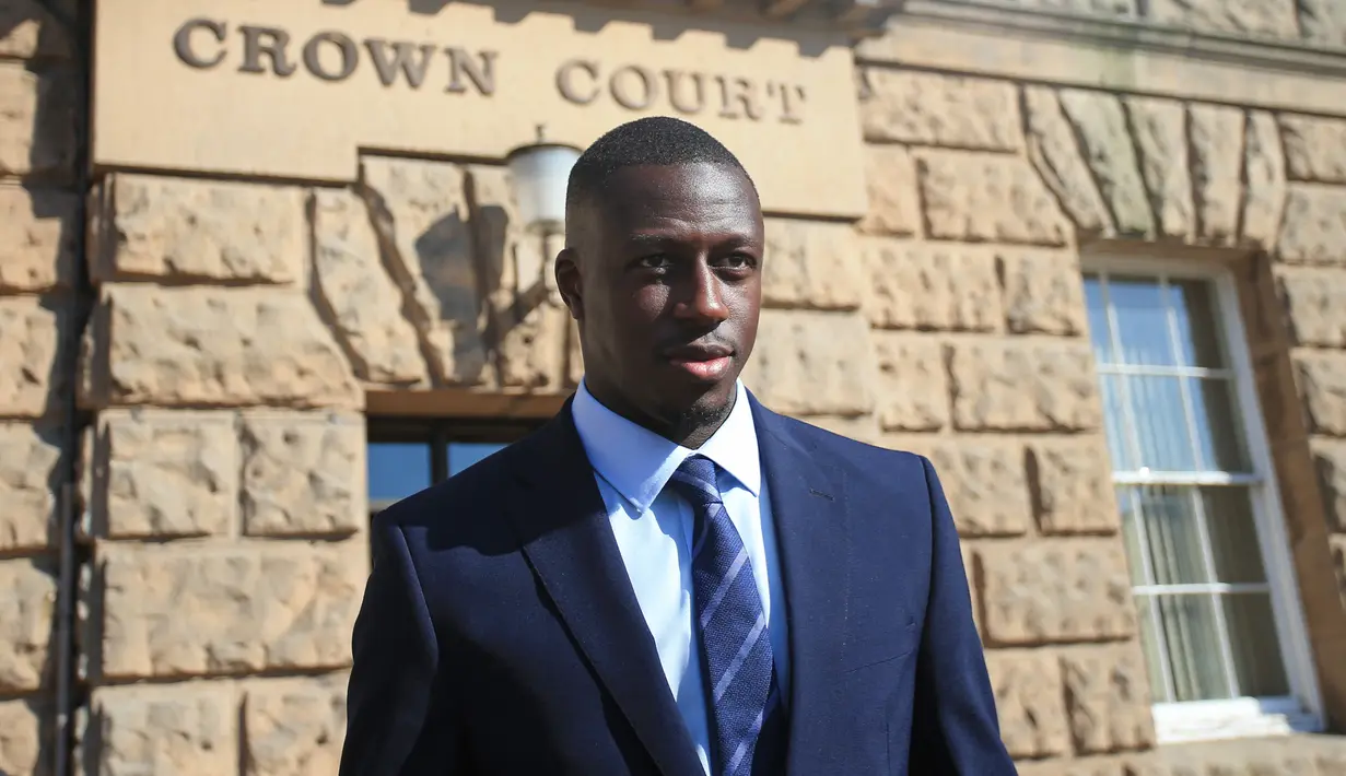Bek Manchester City asal Prancis, Benjamin Mendy meninggalkan Pengadilan Chester Crown usai menjalani atas dugaan pemerkosaan dan penyerangan terhadap tujuh wanita di Inggris (10/8/2022). Mendy (28) yang menghadapi delapan dakwaan pemerkosaan, satu dakwaan penyerangan seksual dan satu dakwaan percobaan pemerkosaan, terkait dengan tujuh wanita muda, dapat melihat karir bermainnya berakhir di penjara jika terbukti bersalah. (AFP/Lindsey Parnaby)