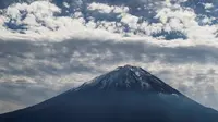 Gunung Fuji, gunung tertinggi di Jepang, terlihat dari Fujikawaguchiko, Prefektur Yamanashi (1/11). Sekitar 200.000 orang mendaki Gunung Fuji setiap tahunnya, 30% di antaranya orang asing. (AFP Photo/Behrouz Mehri)